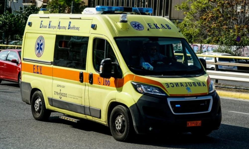 Άγιοι Ανάργυροι: Σοκαριστικό τροχαίο με ΙΧ να παρασέρνει πεζό και να τον εκτοξεύει σε τζαμαρία (Βίντεο)